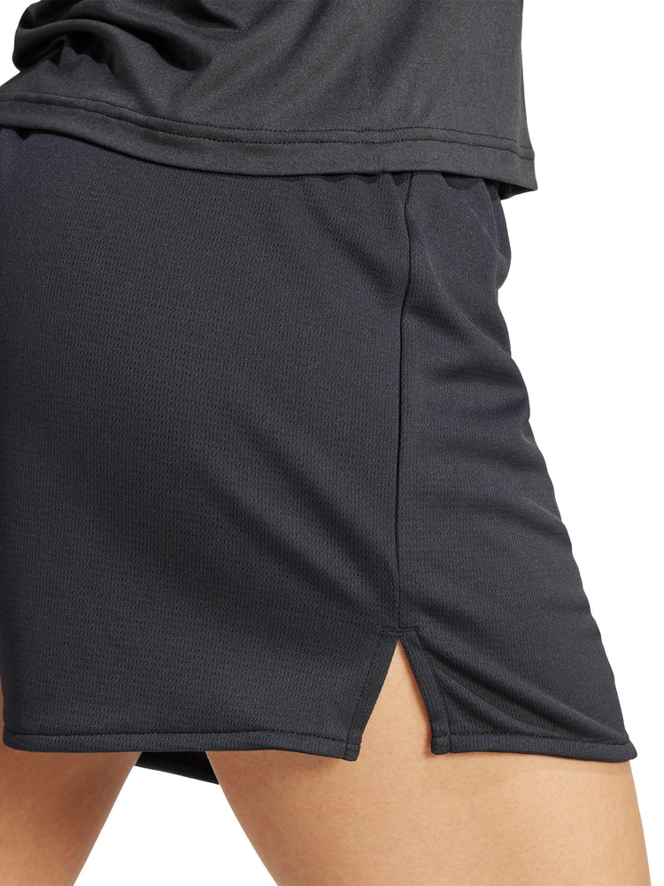 Train Essentials Big Logo Shorts